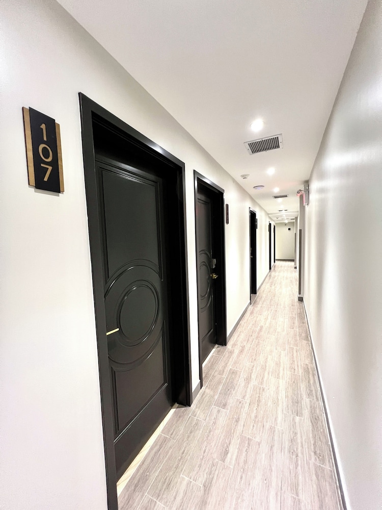 Toronto Rooms And Suites 19/49