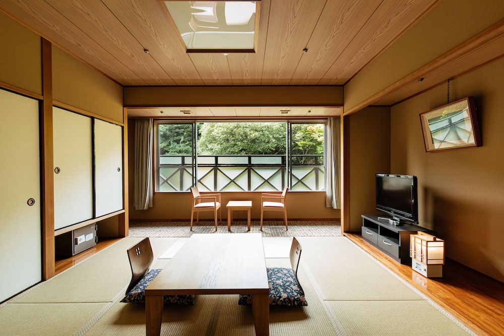 Japanese, 4 Futon Beds, No Bathroom