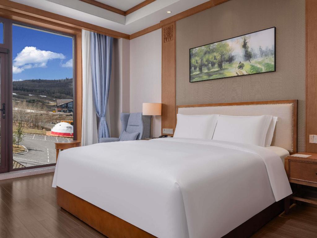 1 Bedroom, Swiss, Suite, King Bed, Mountain View, Swissotel Resort Changbaishan 4/8