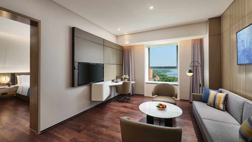 Crowne Plaza Wuhan Development Zone 44/82