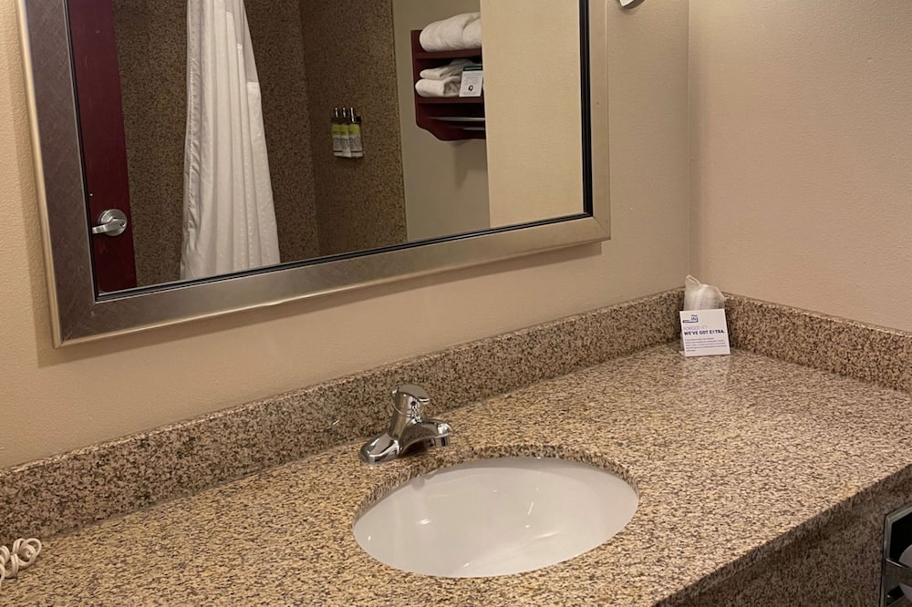 Holiday Inn Express Hotel Suites Niagara Falls 47/75