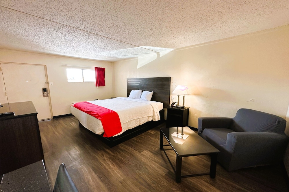 Oyo Hotel San Antonio Lackland AFB/Seaworld Hwy 90 W 33/52