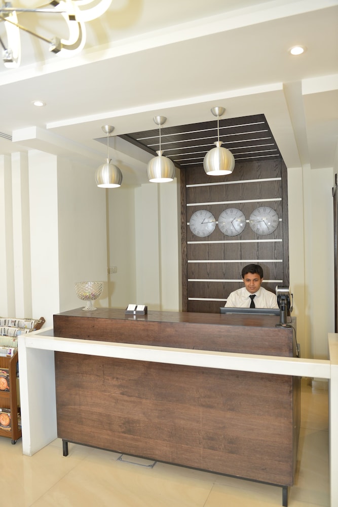 البرج الأول للشقق الفندقية(The First Tower Hotel Apartment) 7/29