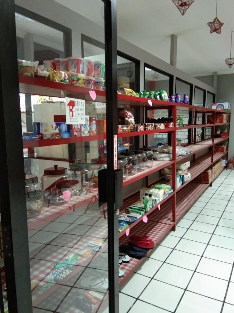 Reddoorz Plus Near Rs Fatmawati 2 24/28