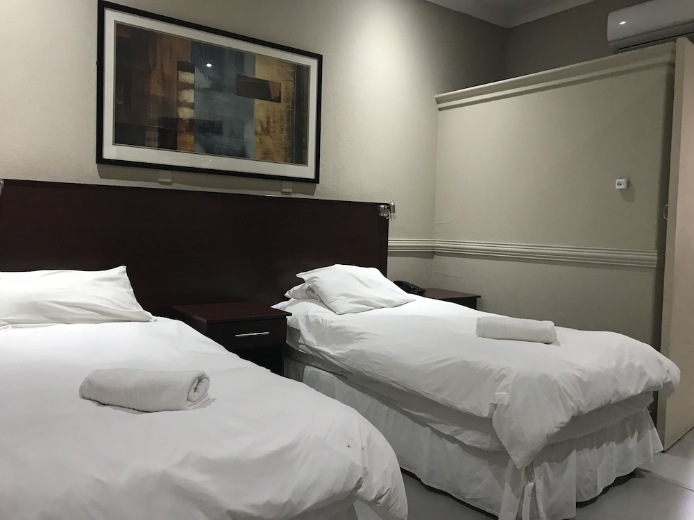 Elephant Springs Hotel &amp; Cabanas 31/80