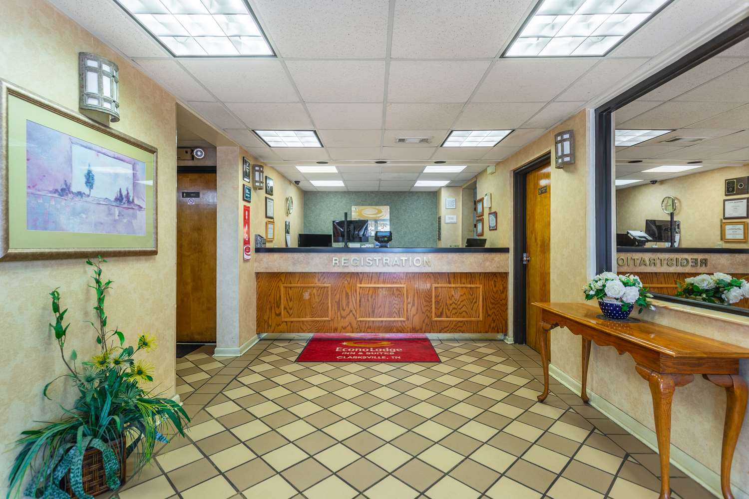 Econo Lodge & Suites Clarksville near Governors Square Mall 7/24