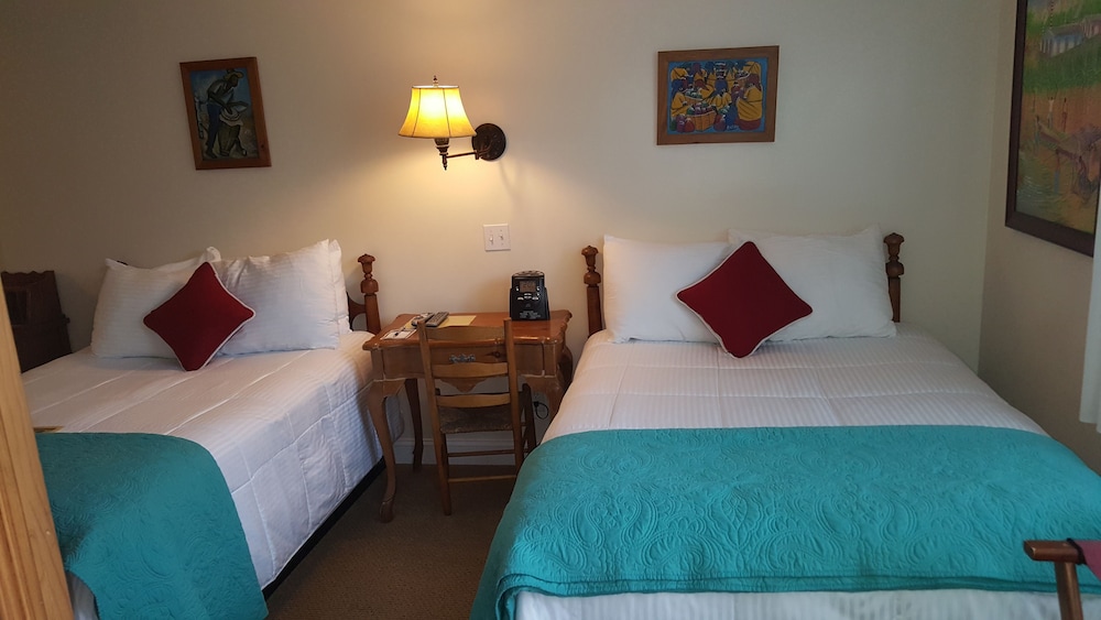 The Caribbean Court Boutique Hotel 11/83