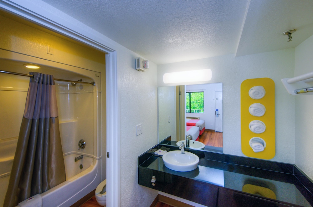 Motel6 Bradenton, FL 61/63