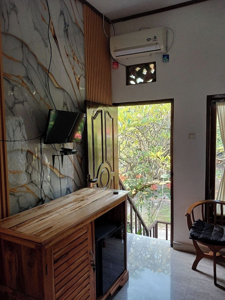 Hotel Tara Bar & Resto Air Sanih by ZUZU 36/57