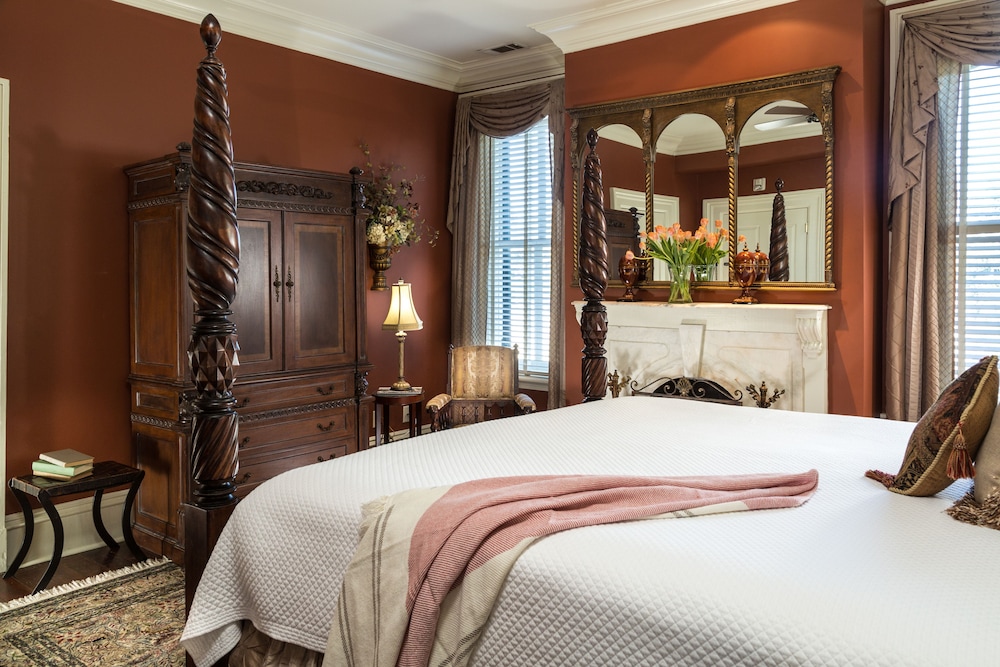 LUXURY, KING BED, CORNER