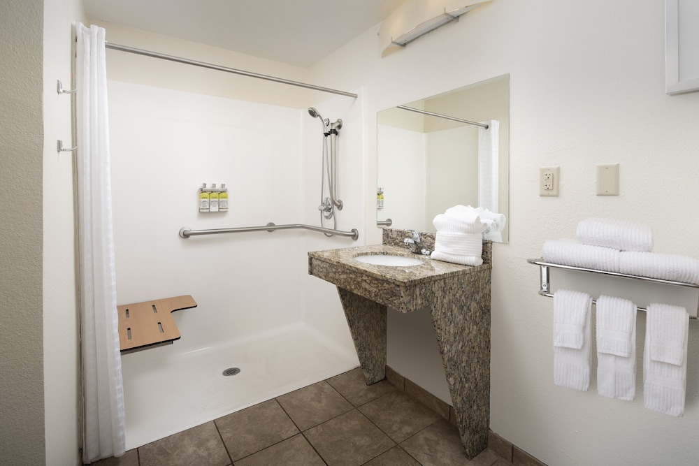 CANDLEWOOD SUITES BLUFFTON - HILTON HEAD 18/73