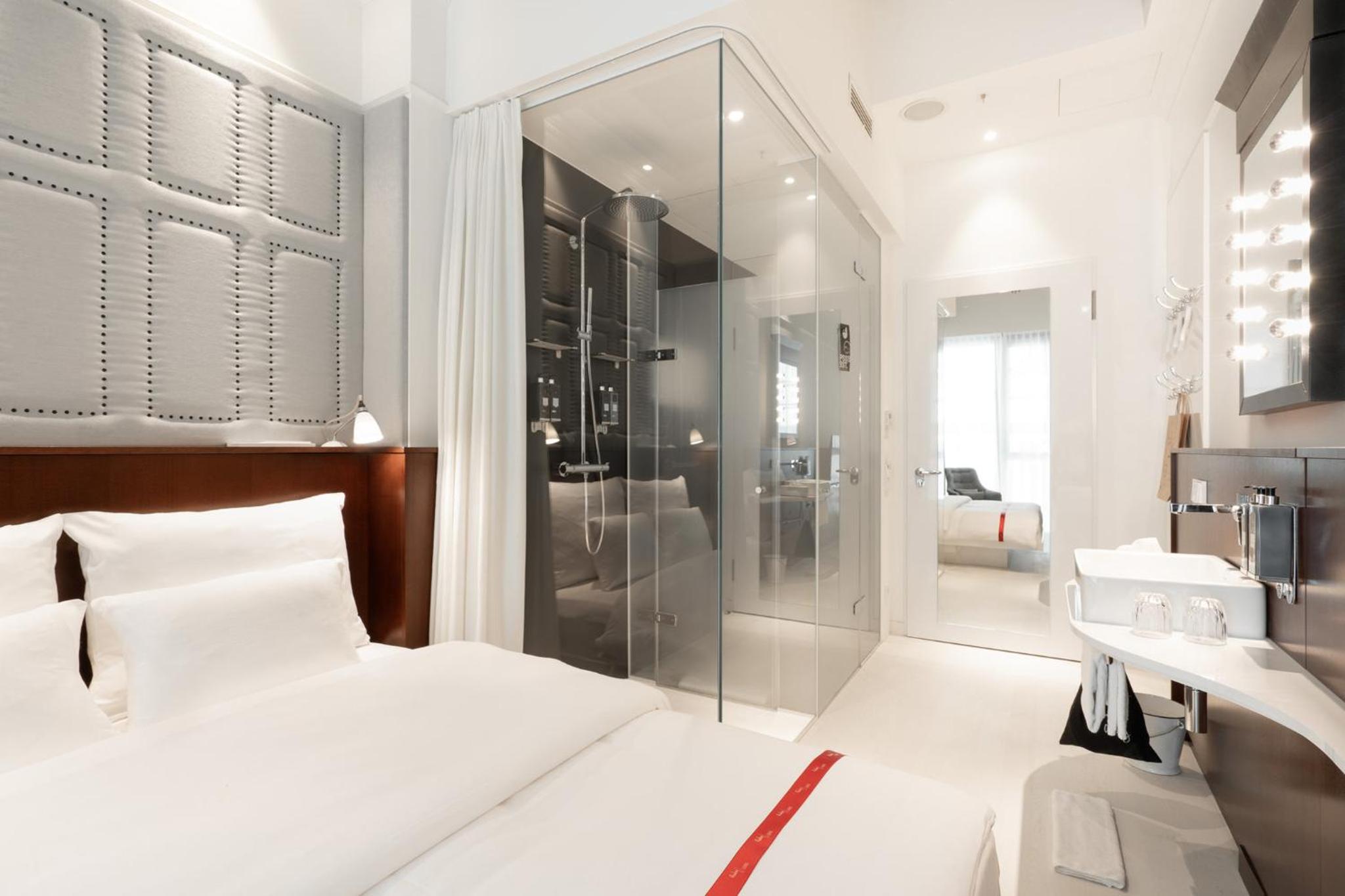 Lovely, Queen Bed
