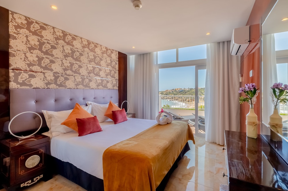 Deluxe One Bedroom Suite 2 adults + 1 child
