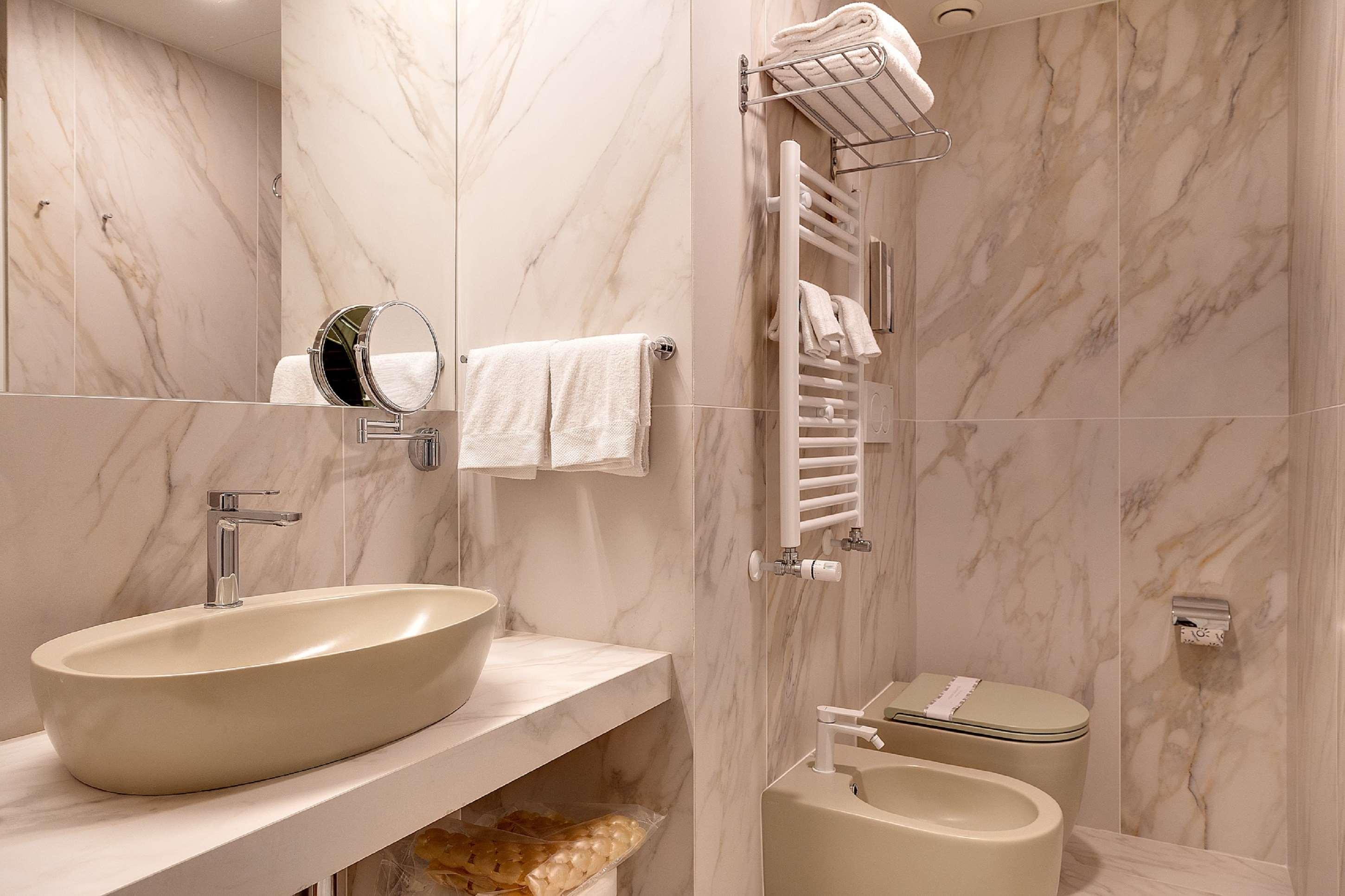 جناح بسرير كينج مع أريكة بمنطقة جلوس بجاكوزي، Best Western Hotel Nazionale 6/7