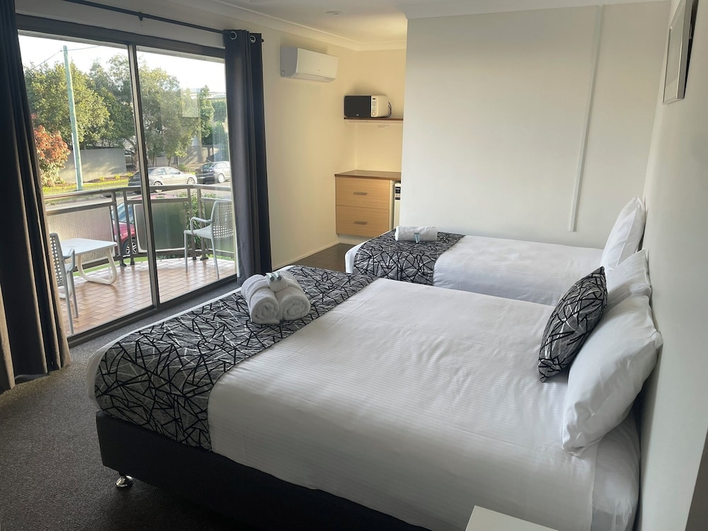 Coastal Bay Motel 23/66