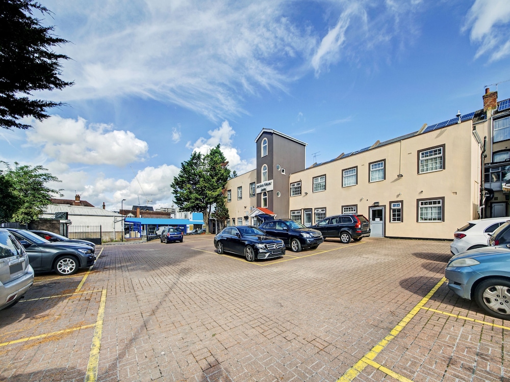 OYO Bostons Manor Hotel, Hanwell London 55/64