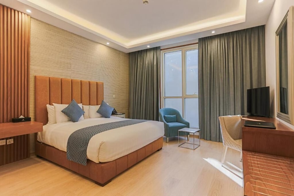 DIPLOMATIC SUITE