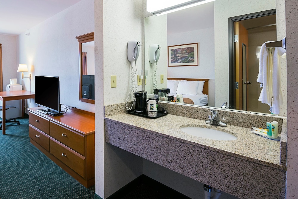 Quality Inn & Suites Belmont - Platteville 29/44