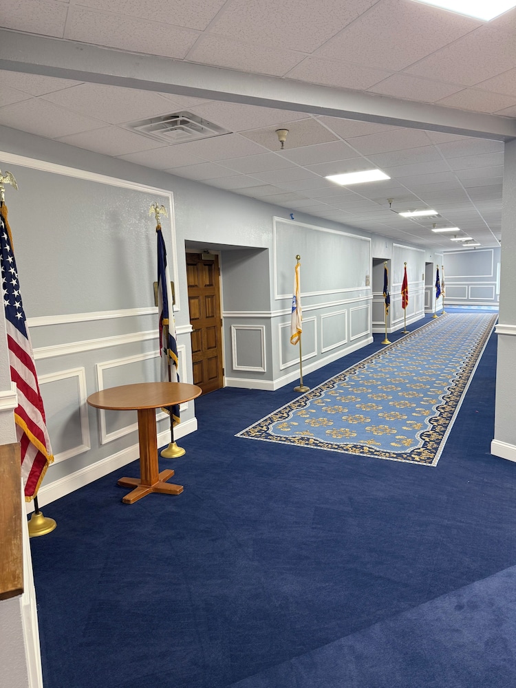 Holiday Lodge Hotel &amp; Conference Center 22/50