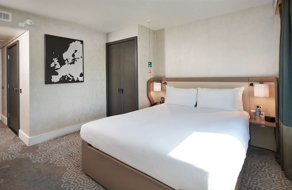 Hilton London Heathrow Airport 28/81