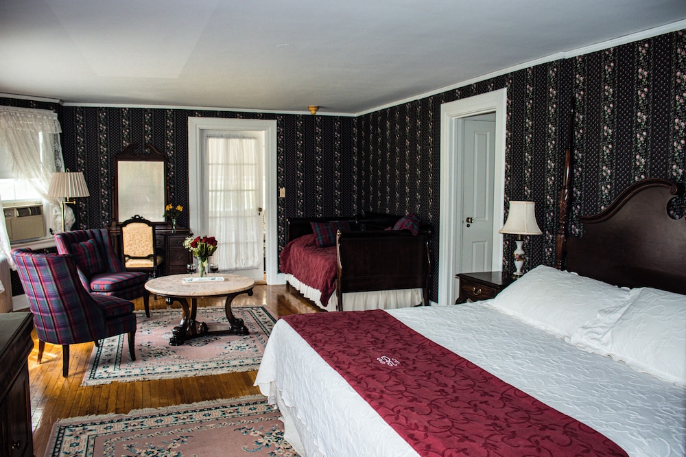 Master, Premium, Suite, King and Double Bed, Courtyard View