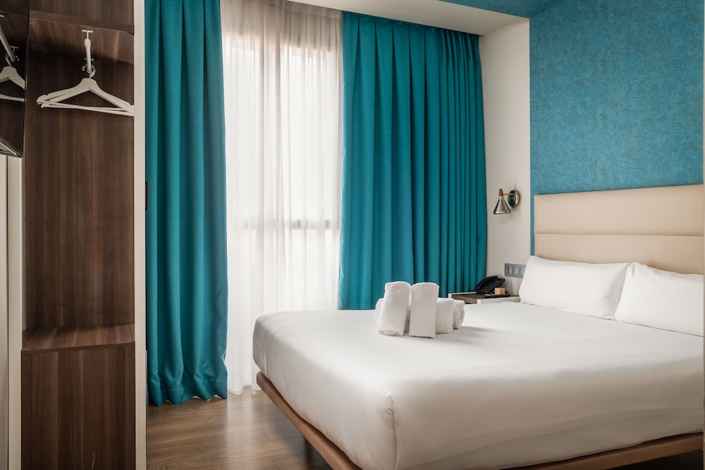 EXTERIOR, DOUBLE BED