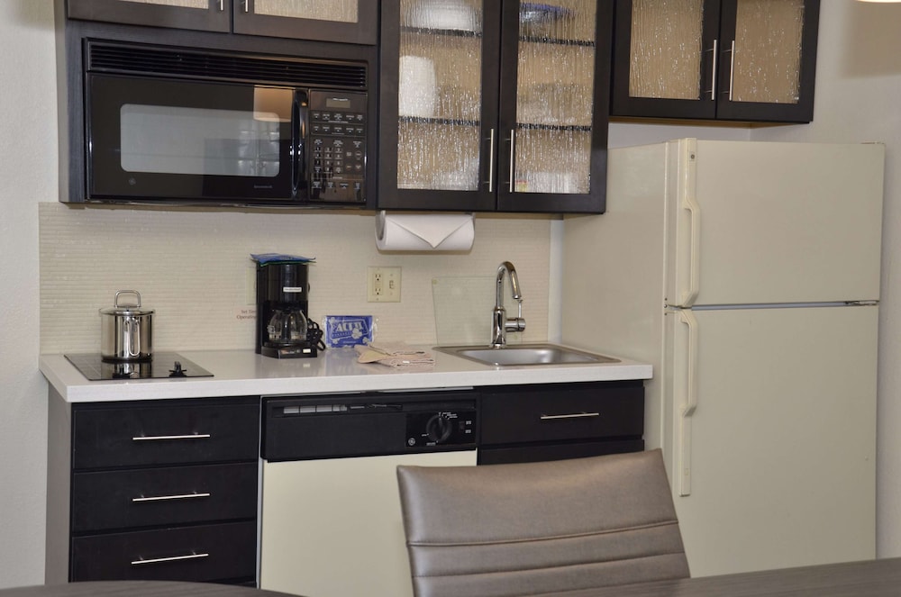 Sonesta Simply Suites Detroit Warren 28/35