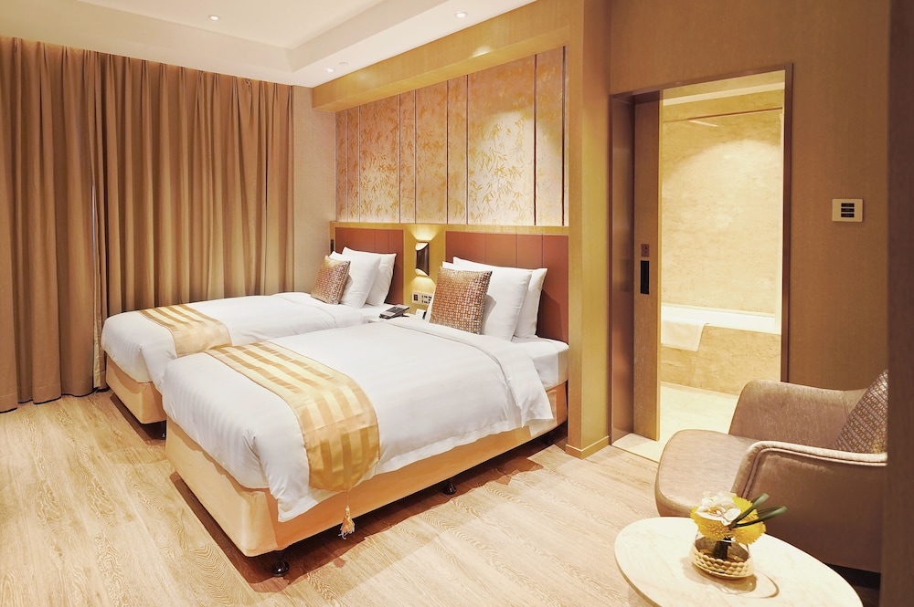 Grand Dragon Hotel 17/50