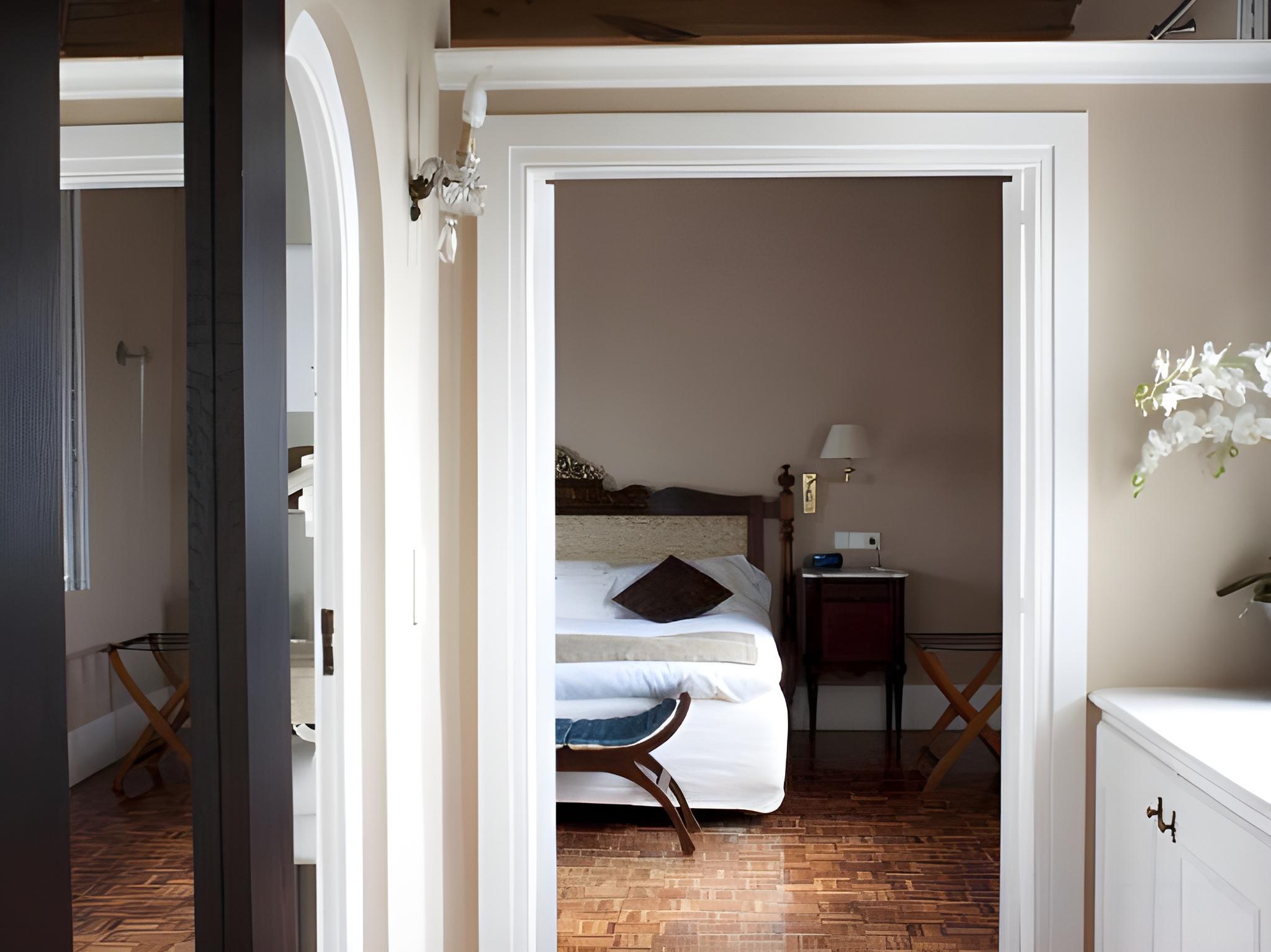 Suite, King Bed, Sofa