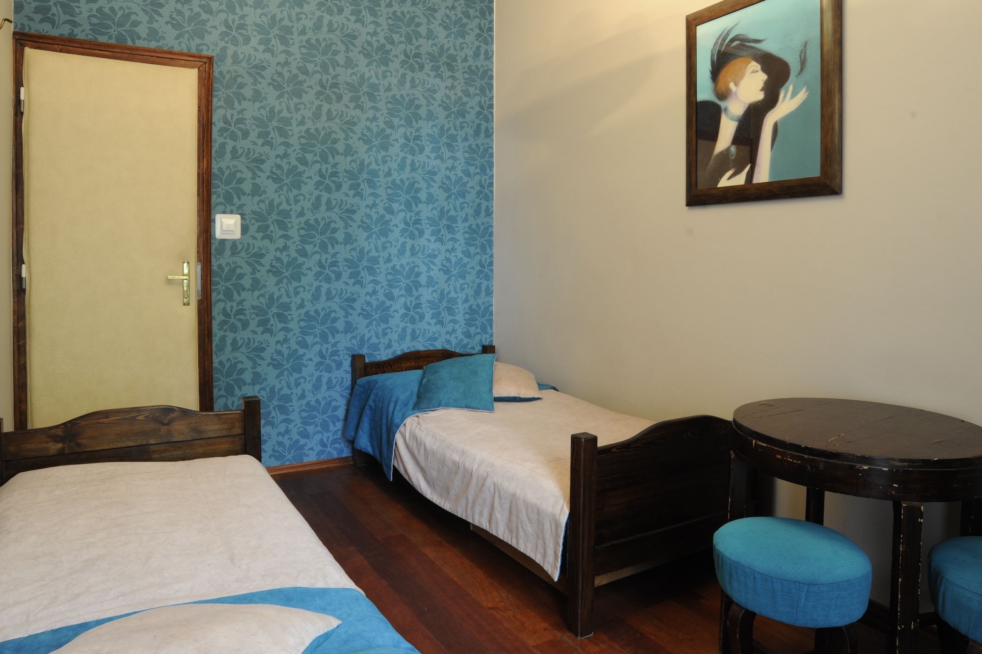 STANDARD, TWIN BEDS, SHARED BATHROOM