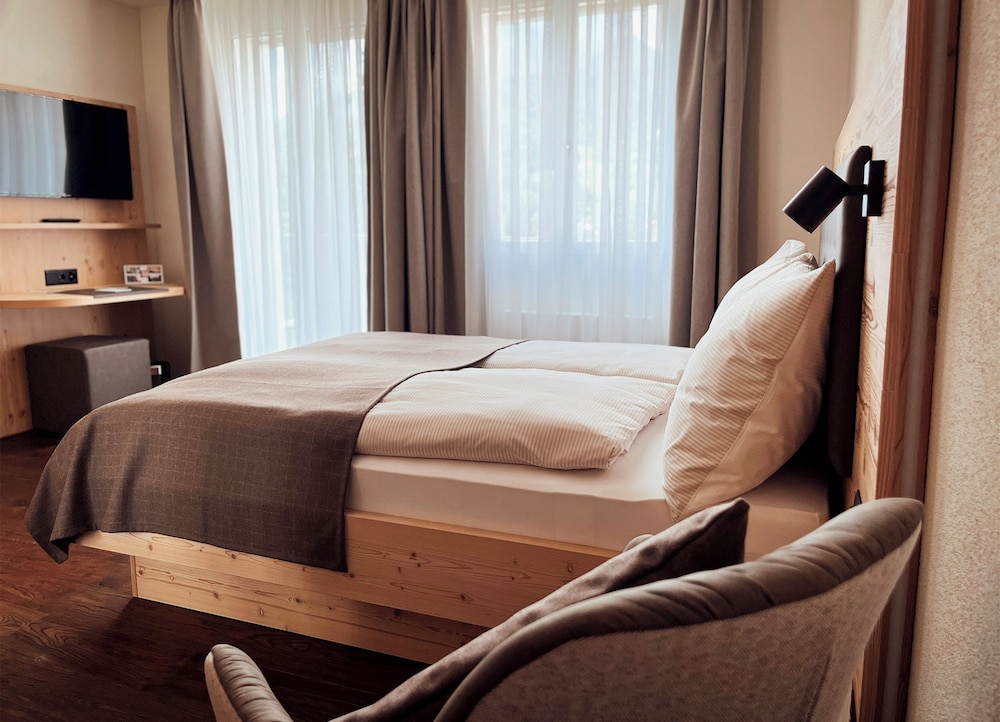 غرفة بسرير كوين بشرفة، Boutique Hotel Waldegg Horw 3/5