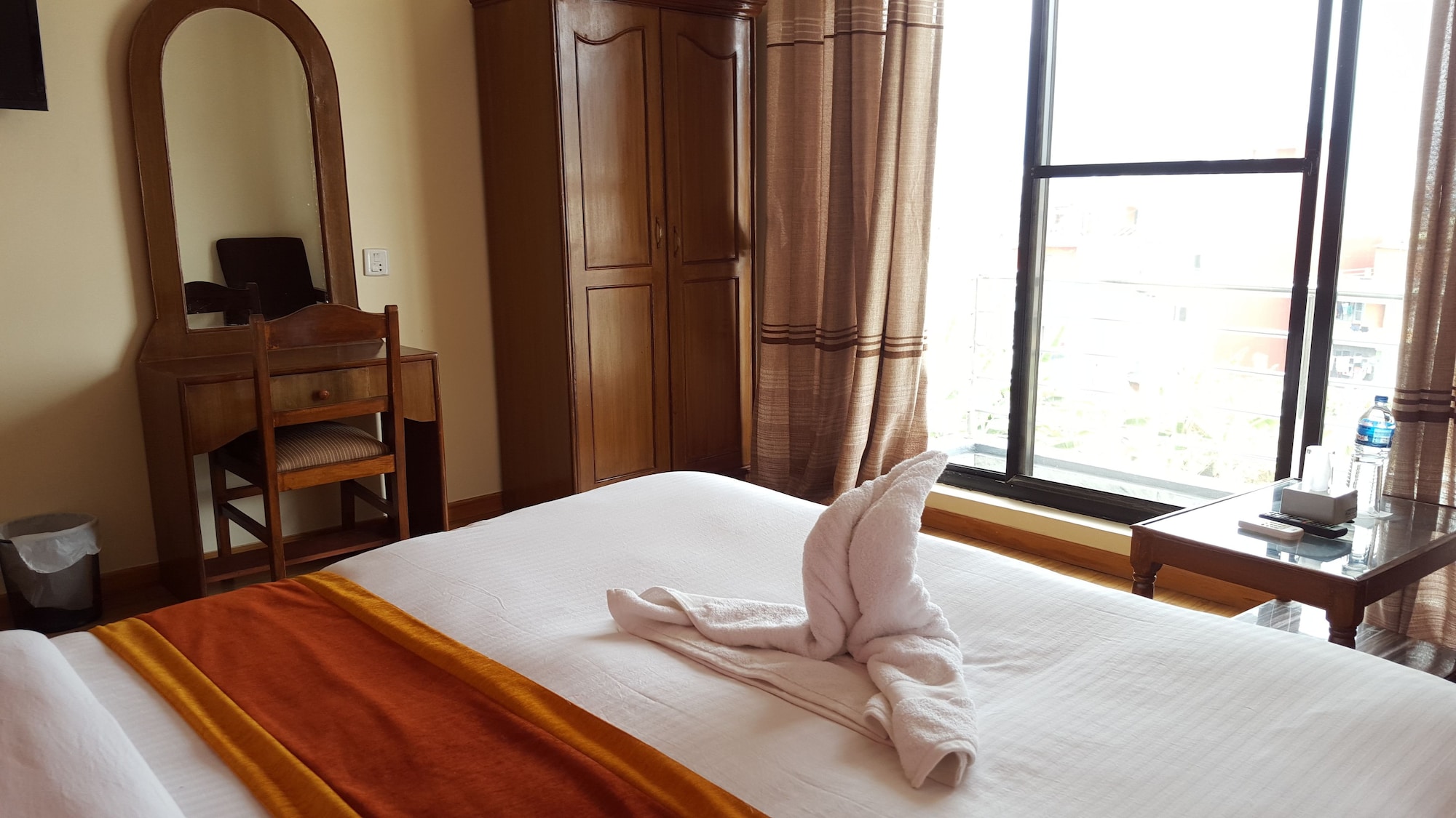 DELUXE, QUEEN BED, MOUNTAIN VIEW, BALCONY