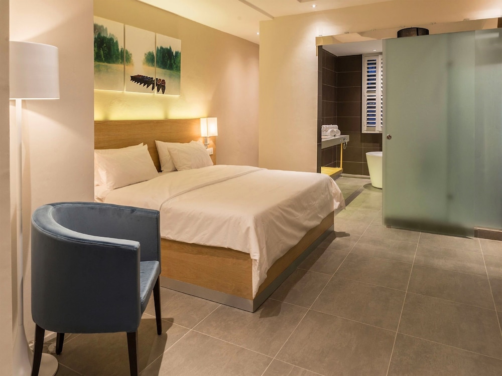 PREMIER, SUITE, KING BED, KITCHENETTE