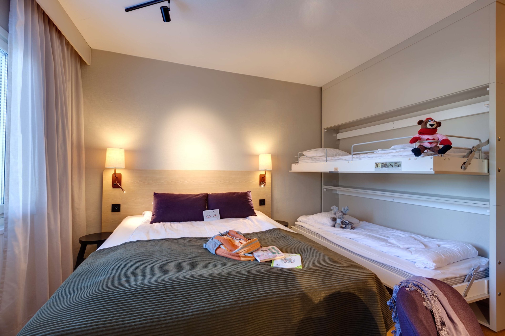 Family, Twin Beds, Bunk Bed