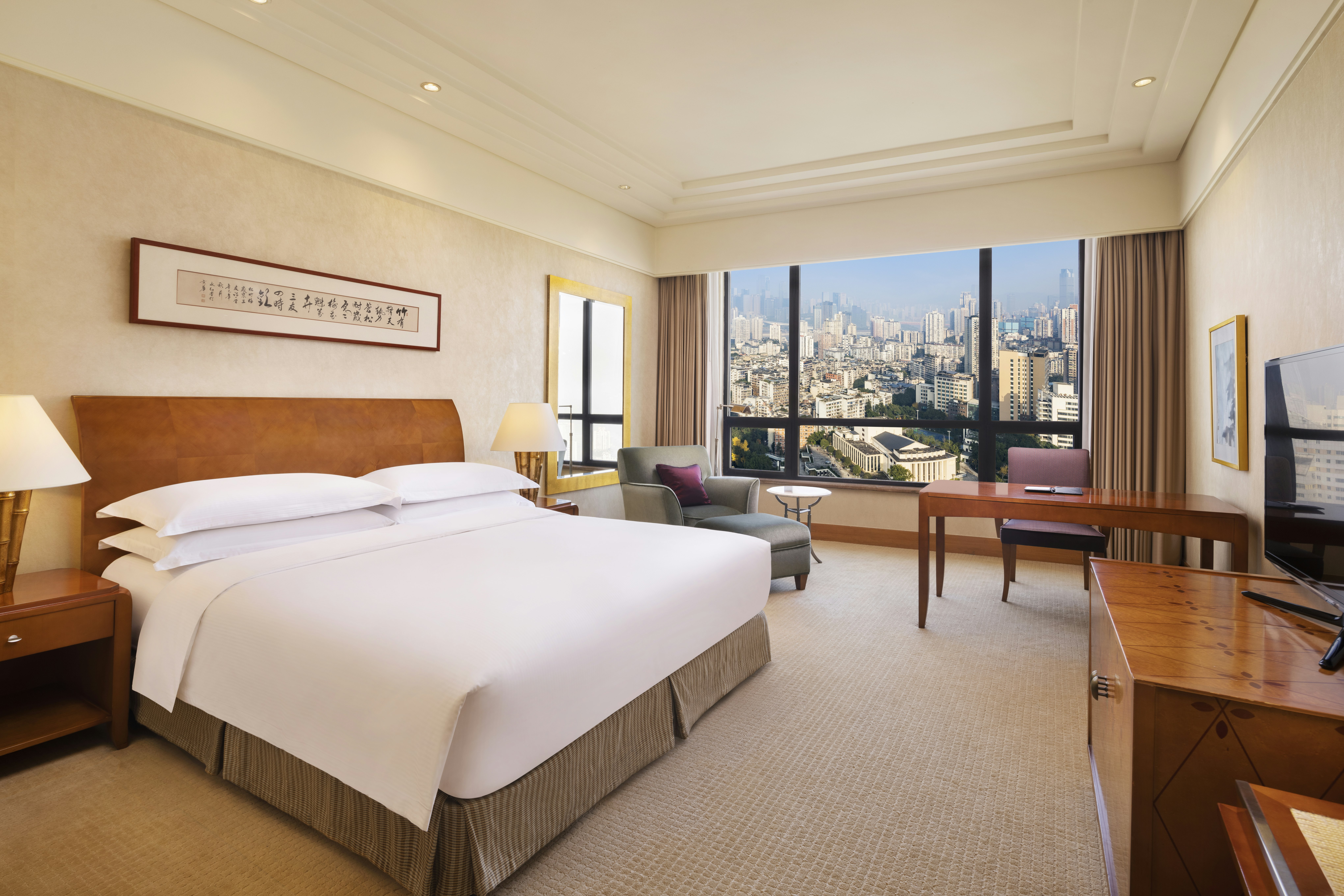 PLUS, DELUXE, KING BED