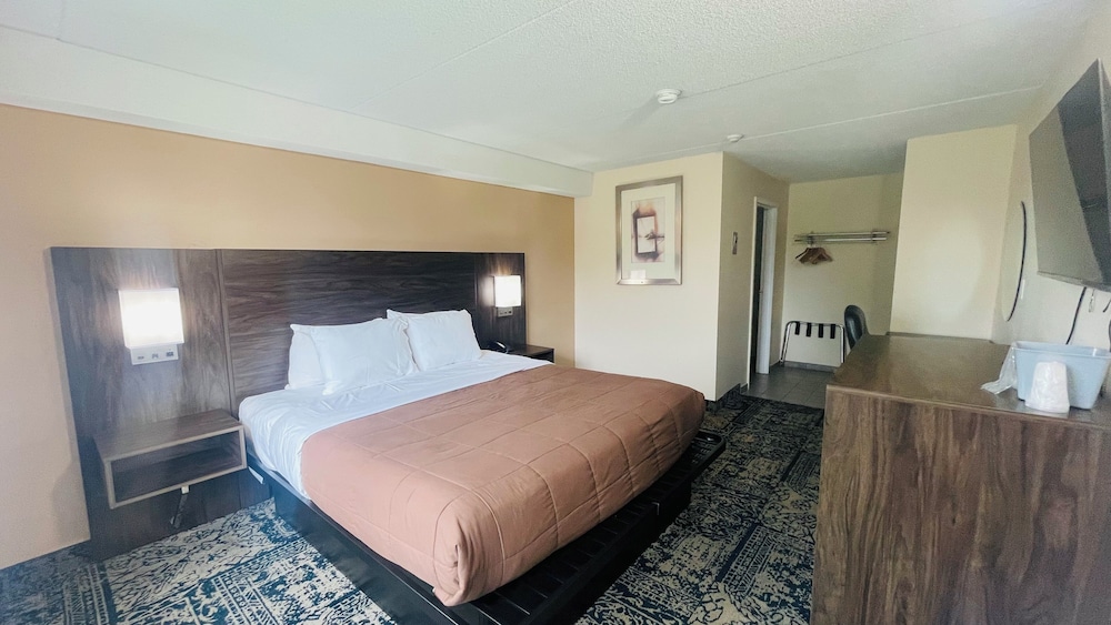 The Universal Inn And Suites 33/67