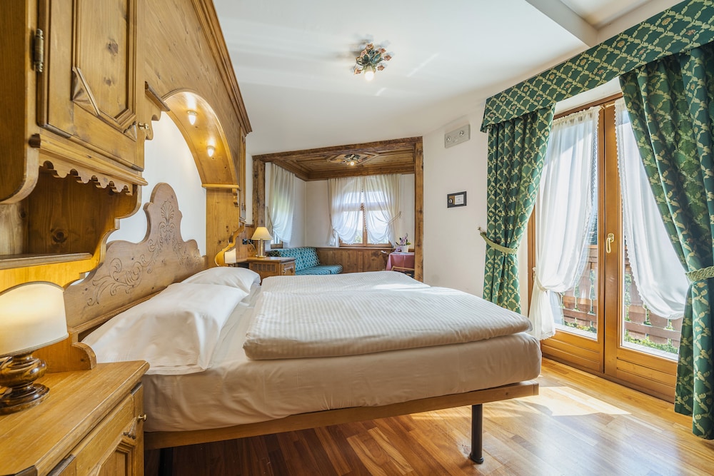 DELUXE, DOUBLE BED