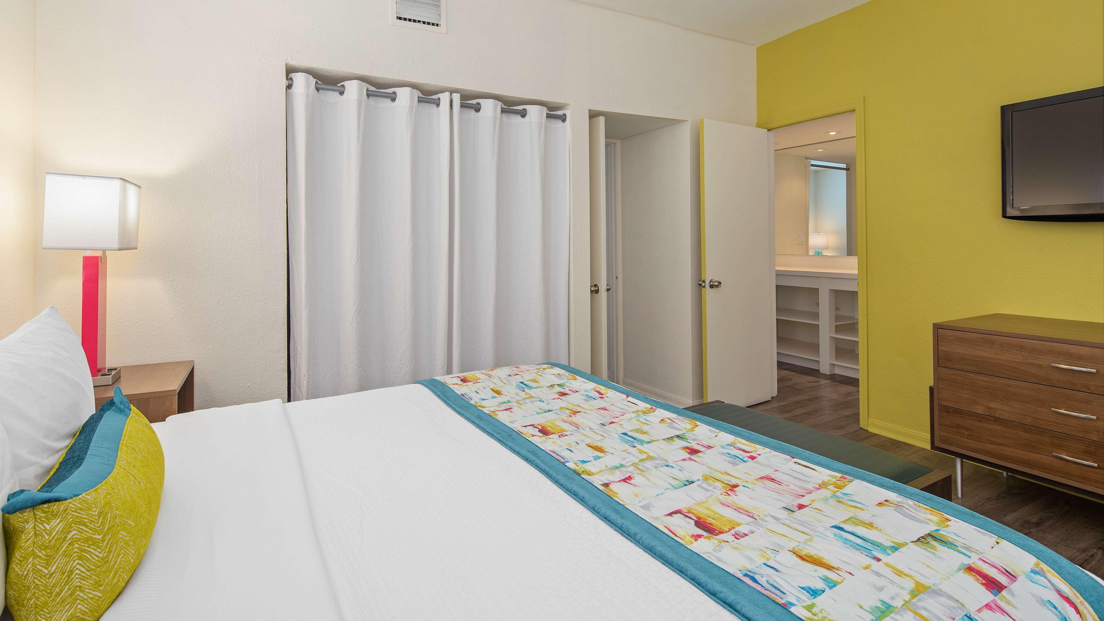 Suite, King Bed, Dining Area, Sofa, Living Area