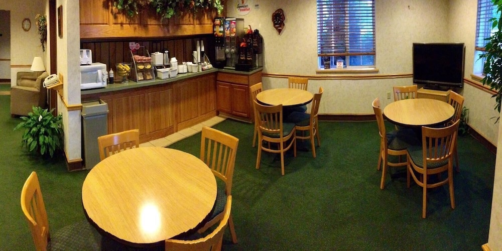 Super 8 by Wyndham Ava MO 21/24