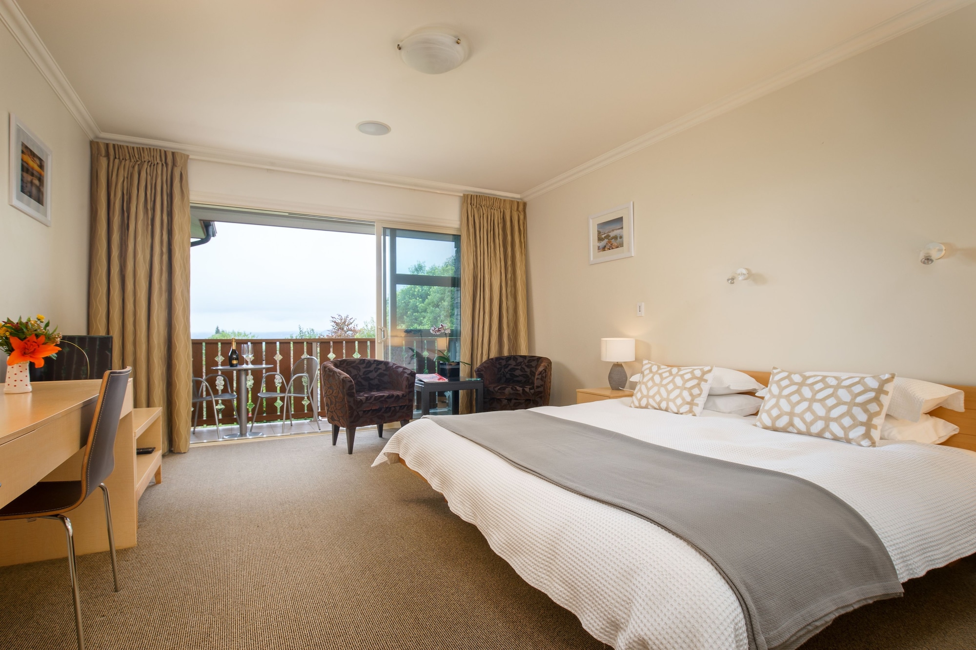 LUXURY, SUITE, KING BED, PARTIAL LAKE VIEW, PRIVATE BATHROOM