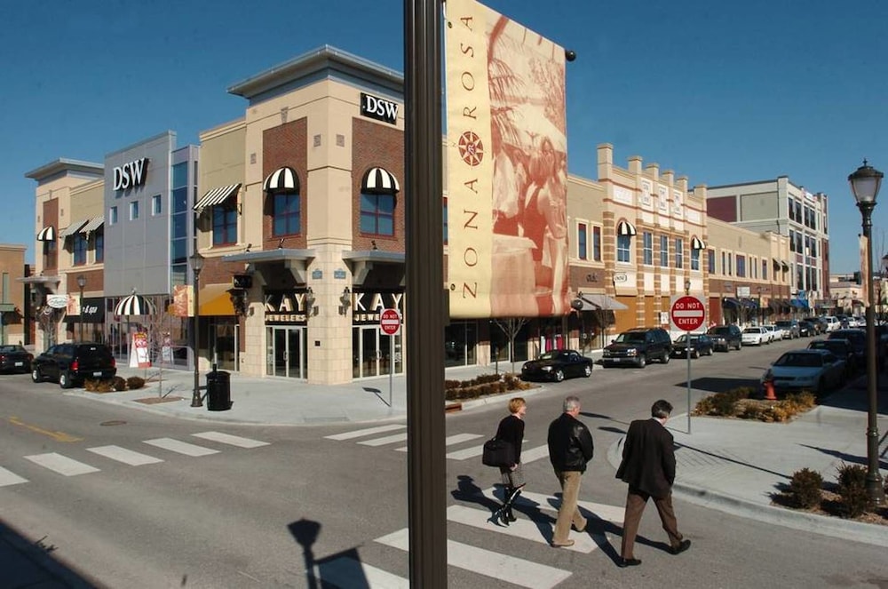 Super 8 By Wyndham Kansas City At Barry Road/Airport 30/37