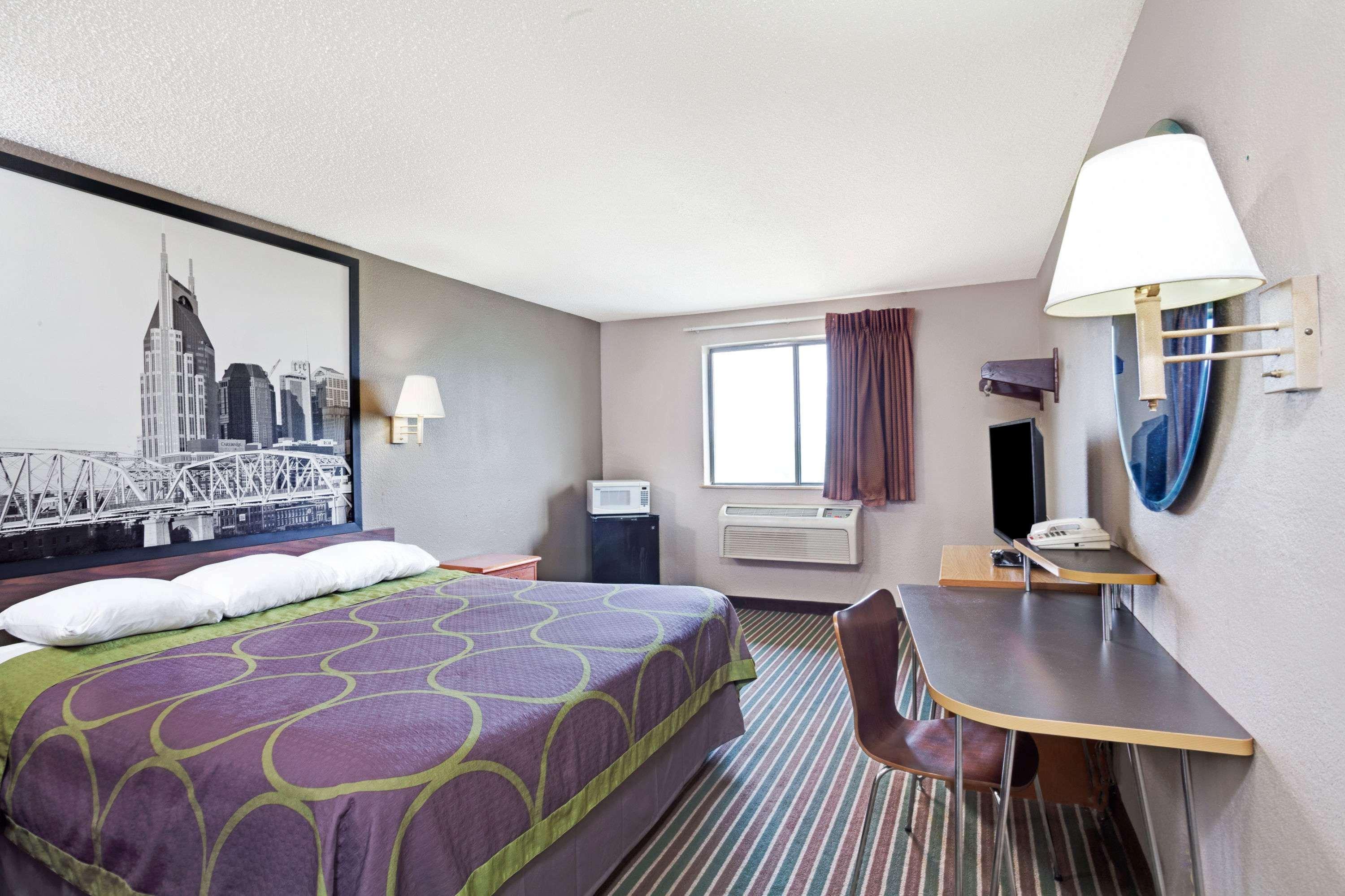 Super 8 By Wyndham Nashville/ Dntn/ Opryland Area 16/25