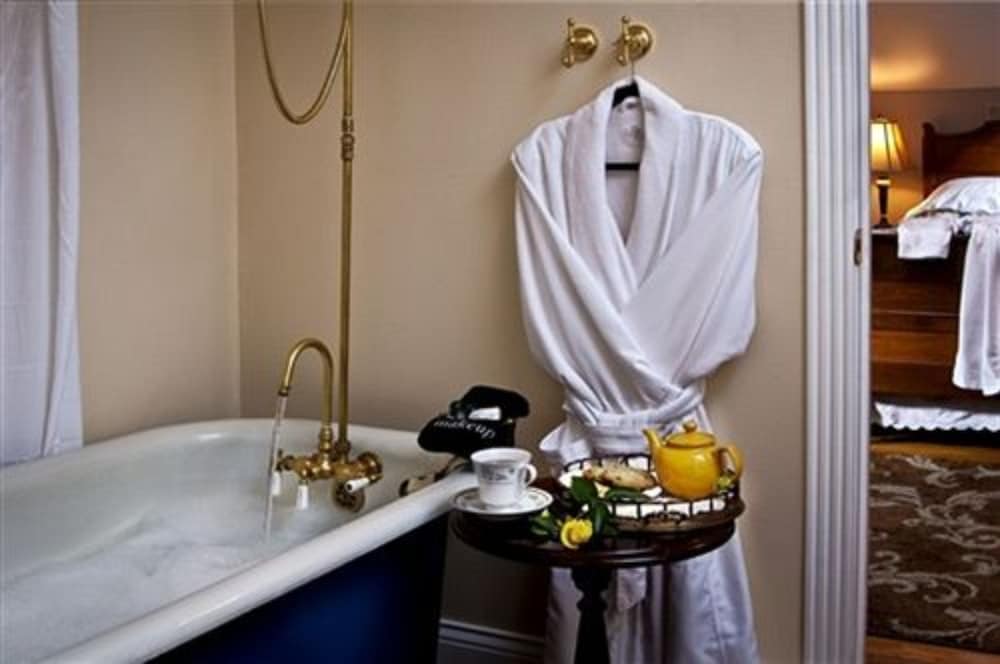 White Oak Manor Bed Breakfast 43/44