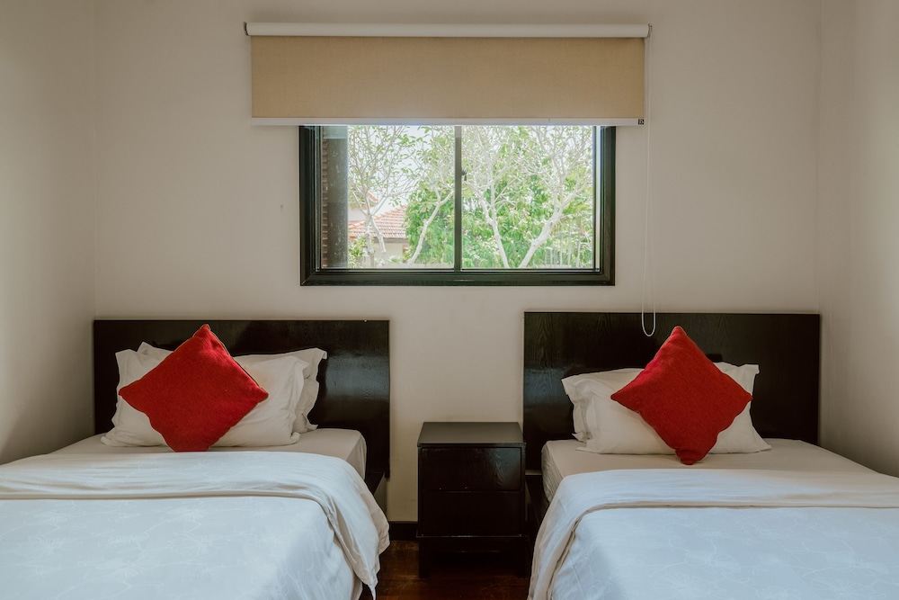2 BEDROOMS, POOL, VILLA, SEA FRONT