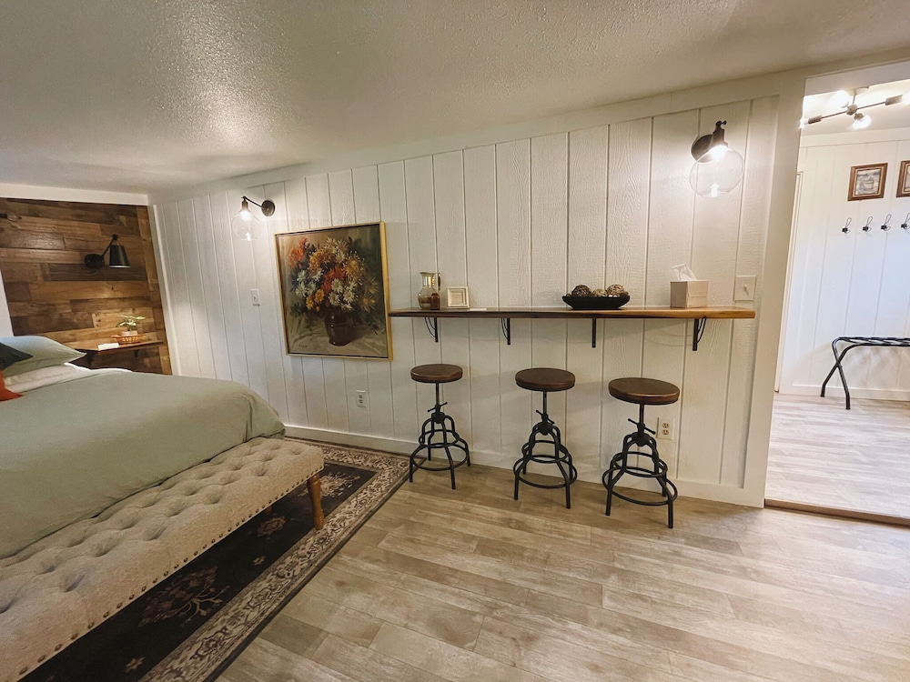 Emerald Valley Inn 3/74