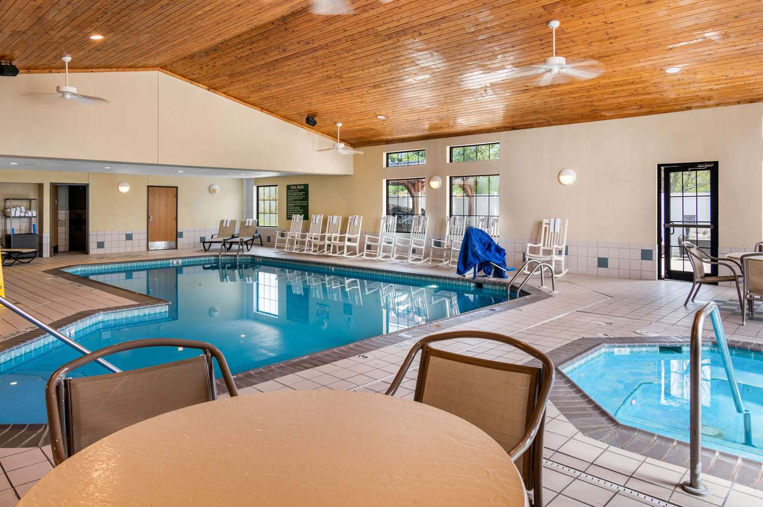 White Pines Inn & Suites of Holland 27/48