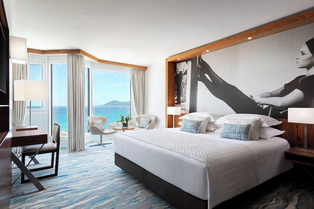 DELUXE, TWIN BEDS, CITY VIEW
