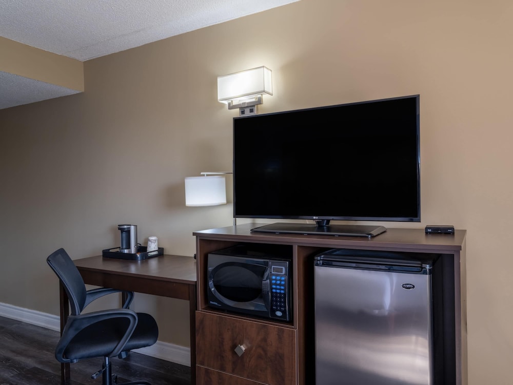 Super 8 by Wyndham Toronto East ON 37/50
