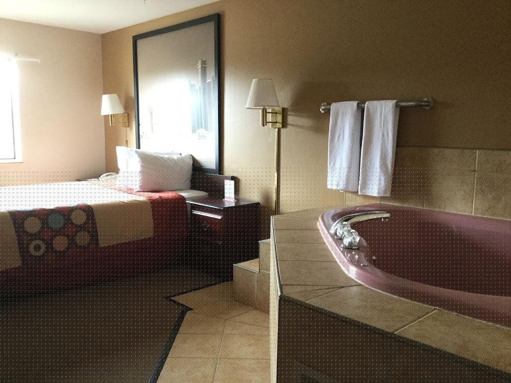 Super 8 by Wyndham Imlay City 16/27