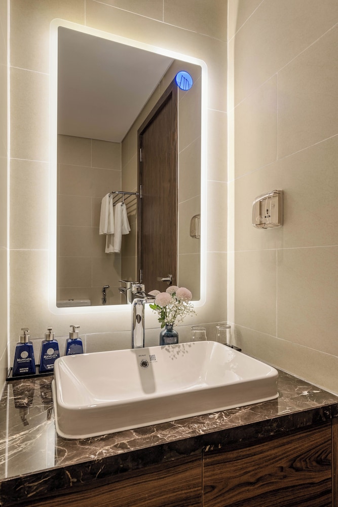 Mangata Beachfront Hotel 44/46